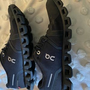 On Cloud  2.0 Black Women’s sneakers size 7.5.